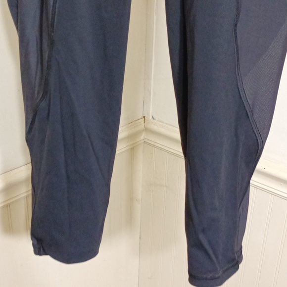 Lululemon 4oz (A68) Lululemon black yoga athletic cropped leggings - Picture 5 of 9
